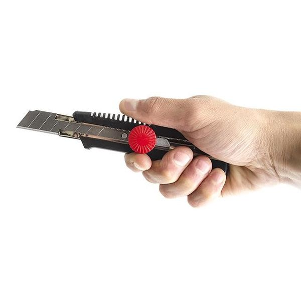 Нож сегментный 18 мм, меиллическая направляющая, винтовая фиксация INTERTOOL HT-0502 HT-0502 фото
